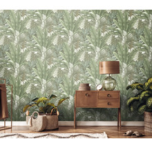 Wohnzimmer mit botanischer Tapete, Holzkommode und Zimmerpflanzen für ein helles Ambiente.