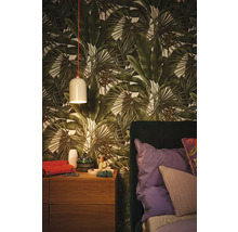 Schlafzimmer mit Nachttisch, Bett und Dschungeltapete