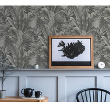 Wohnraum mit grau gemusterter Blättertapete, dekoriert mit Tisch, Stuhl und gerahmtem Bild