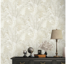 Nahaufnahme einer Wohnzimmerwand mit einer Tapete mit tropischem Blattmuster und einer Kommode