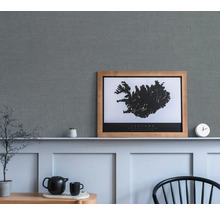 Wohnraum mit grauer Textiltapete, Regal und Dekorationen