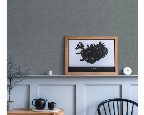 Wohnraum mit grauer Textiltapete, Regal und Dekorationen