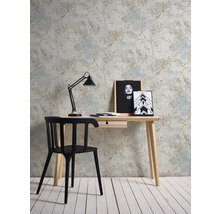 Szene mit Schreibtisch, Stuhl, Lampe und gemusterter Tapete