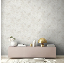 Wohnzimmer mit Kommode, Tischlampe, Dekoration und Blumentapete.