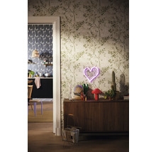 Wohnraum mit Tapete mit Pflanzenmuster, Sideboard, Herz Neonlicht und Dekoration