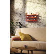 Wohnzimmer mit Sofa, Holztisch, Topfpflanze, Wandregal und Tapete mit Blättermuster