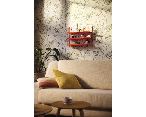 Wohnzimmer mit Sofa, Holztisch, Topfpflanze, Wandregal und Tapete mit Blättermuster