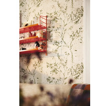 Wohnzimmer mit einer Tapete mit Pflanzenmuster und einem roten Regal