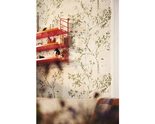 Wohnzimmer mit einer Tapete mit Pflanzenmuster und einem roten Regal