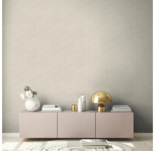 Wohnzimmer mit Kommode, Lampe und Dekoration