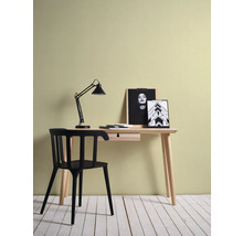 Arbeitszimmer mit Schreibtisch, Schreibtischlampe und Stuhl