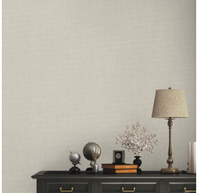 Wand mit beiger Tapete und Kommode mit Dekorationsgegenständen