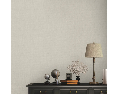 Wand mit beiger Tapete und Kommode mit Dekorationsgegenständen