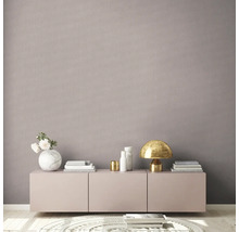 Wohnzimmer mit Kommode, Tischlampe und Dekorationen für ein helles Ambiente