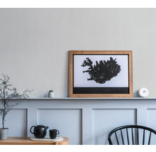 Wohnzimmer mit einem Island Poster mit Holzrahmen über einer Konsole