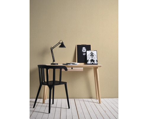 Schreibtisch mit Lampe, Notizblock, Stift, Stuhl und Bilderrahmen