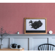 Wandgestaltung mit einem Island-Poster im Holzrahmen auf einem Wandregal.