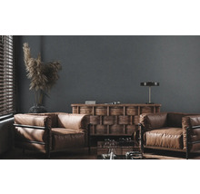 Wohnzimmer mit zwei Sesseln, einem Holztisch und Dekoration