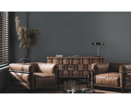 Wohnzimmer mit zwei Sesseln, einem Holztisch und Dekoration