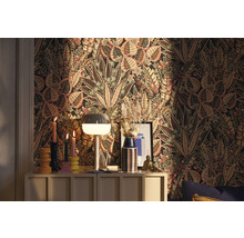 Dekoratives Zimmer mit floraler Tapete, Kommode und dekorativen Gegenständen.