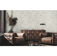 Wohnzimmer mit braunen Ledersesseln und Tapete mit Pflanzenmuster