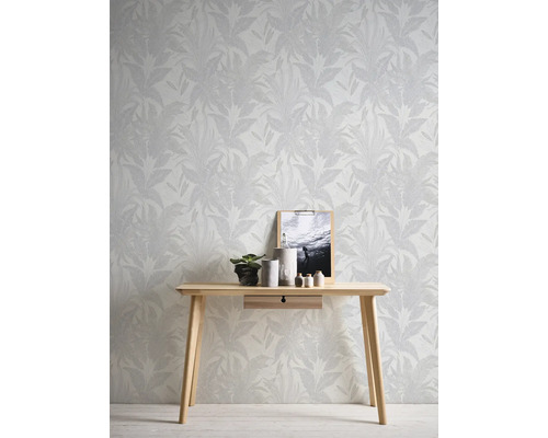 Raum mit gemusterter Tapete und Holztisch