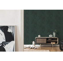 Wohnzimmer mit gemusterter Tapete und Holzkommode