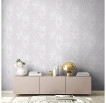 Heller Raum mit gemusterter Tapete, Kommode, Lampe und Dekoration