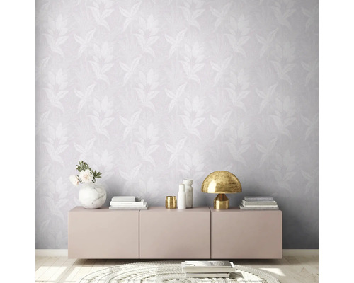 Heller Raum mit gemusterter Tapete, Kommode, Lampe und Dekoration