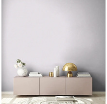 Wohnzimmer mit Sideboard, Tischlampe und Dekoration