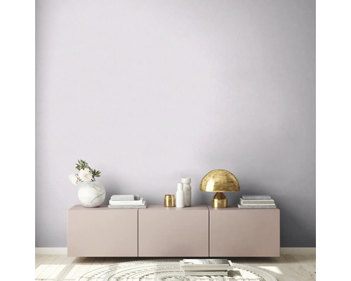 Wohnzimmer mit Sideboard, Tischlampe und Dekoration