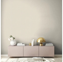 Wohnzimmer mit Kommode, Lampe, Dekoration und Teppich