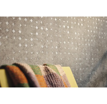 Nahaufnahme einer grauen Vliestapete mit kreisförmigem Muster und Ausschnitten