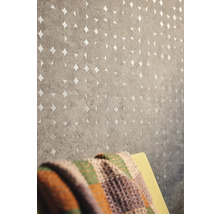 Graue Tapete mit Kreismuster und Sternausschnitten an einer Wand.