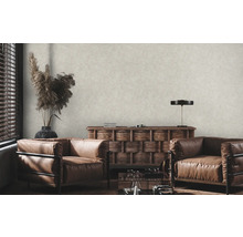 Wohnzimmer mit Ledersesseln, Holzkommode und dekorativer Blumenvase für ein stilvolles Interieur.