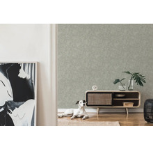 Wohnraum mit gemusterter Tapete, Kommode, Zimmerpflanzen und Hund