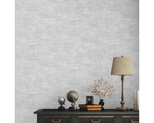Nahaufnahme einer Wand mit einer grauen Textiltapete, die eine subtile Textur aufweist.