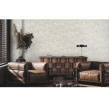 Wohnzimmer mit zwei Ledersesseln, Holzkommode und gemusterter Tapete