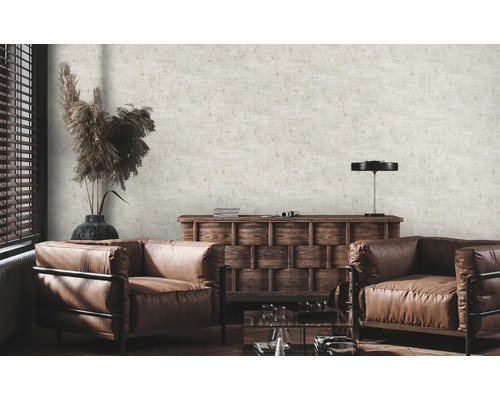 Wohnzimmer mit zwei Ledersesseln, Holzkommode und gemusterter Tapete