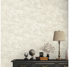 Nahaufnahme einer strukturierten Tapete in einem Innenraum mit Möbeln und Dekorationen.