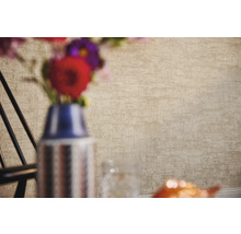 Nahaufnahme einer strukturierten Tapete in einem Wohnraum.