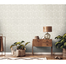 Wohnraum mit gemusterter Tapete, Holztisch, Lampe und Zimmerpflanzen für eine gemütliche Atmosphäre.