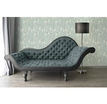 Szene mit Chaiselongue und gemusterter Tapete