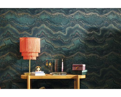 Szene mit gemusterter Tapete, Tisch und Dekorationsgegenständen wie Lampe, Schmuckständer und Kerze