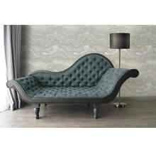 Chaiselongue mit Knopfheftung und Stehlampe vor einer gemusterten Tapete