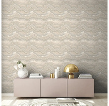 Dekorativer Wohnraum mit gemusterter Tapete, Sideboard und Wohnaccessoires für ein stilvolles Ambiente.