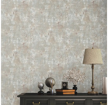 Szene mit gemusterter Tapete und Kommode mit Dekorationselementen und Lampe