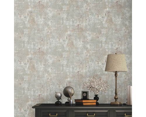 Szene mit gemusterter Tapete und Kommode mit Dekorationselementen und Lampe