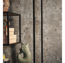 Dekorative Wandgestaltung mit Regal und Accessoires im Wohnraum