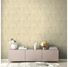 Wohnraum mit gemusterter Tapete, Kommode, Lampe und Dekoration